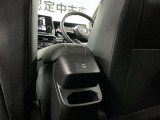 【USB電源ソケット】後部座席用に充電端子が装備されておりますので、後部席の方も安心してドライブが楽しめます。
