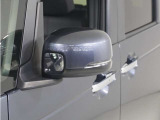 ◆ドアミラーウインカー◆ドアミラーにウインカーを装備しています。対向車に自身の進行方向を合図し安全に運転できます。