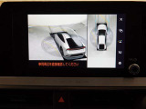 パノラミックビューモニター付きです。車両を上から見たような映像をディスプレイオーディオ画面に表示。運転席からの目視だけでは見にくい、車両周辺の状況をリアルタイムでしっかり確認できます。