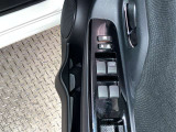 運転席側のフロントドアに全ドアのパワーウィンドウ開閉スイッチとウィンドウロックスイッチとドアロックスイッチが付いてます。