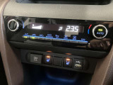 オートエアコンで車内はいつでも快適♪エアコンパネル下にUSB電源&入力端子!さらに冬場にうれしい前席シートヒーター付!
