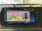 パーキングアシストプラス:トップビュー+3Dビュー、パノラマビューが含まれ車の周囲の状況をディスプレイで確認できます。スマートフォンからリモートで3Dビューで周囲を確認できます。