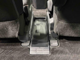 前後席間の縦移動、運転席・助手席の横移動など車内の行き来がスムーズになるフロントウォークスルーを設けています。床面には小物の置けるセンターフロアトレイ。