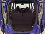 開口部も広く荷物の積み下ろしもしやすいお車となっております。シートの背もたれは5:5の割合で背もたれを可倒でき、前後のシートスライドもできるので荷室をひろげることができます。