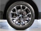 【BMWアロイホイル】軽量かつ強度に拘ったアロイホイル。走行性能ポテンシャルを引き出す設計。車の足元を引き締めてくれる大きなポイントはアロイホイルです。