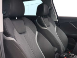 クオリティの高いシートを採用するのは、Audiのクルマづくりの哲学のひとつです。特に座り心地が重要です。体の大きなドイツ人が座っても頑丈な耐久性があります。。しかも肌触りも良く高級家具のようです。