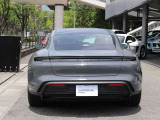 立体造形のPORSCHEロゴ。リアエンドの特徴的なライトストリップとともに点灯します。
