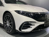 低くフラットなボンネット、シャープなヘッドライトがワイド感を強調。スポーティな走りを表現したフロントデザインです。