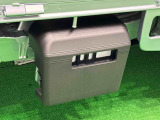 もしものバッテリー上がり時,ブースターケーブルの繋ぎやすい,運転席側荷台横にバッテリー。カバー付きです。