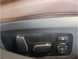 【コックピットシート】BMW車の主役席。車体中央にくる様に配置し車両重心とが一致する事でドライバーと車との一体感あるドライビングを実現。人間工学に基づき形成した形状が長時間のドライブ疲労も軽減します!