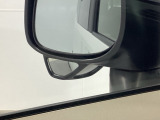 【サイドアンダーミラー】助手席側ドアミラーの下部についております。停車時・発進時などに車両左側の死角になった部分を確認するときに役立ちます。