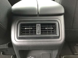後部座席にもエアコン吹き出し口がしっかり装備されています。
