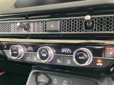 運転席・助手席、それぞれで温度調節が可能なオートエアコンです。シートヒーター付きなので、寒い日も快適です。
