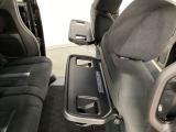 運転席・助手席の背もたれには、2列目シート用にカップホルダー付きの「格納式のシートバックテーブル」を装備しています。休憩時のちょっとした時間などカップを置いたり、小物置きに使えて便利です。