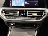 左右独立式のエアコンは約3度運転席側に傾いており、ドライバーの目線の移動も少なく横目で見えるように配置されております。スイッチ類も片手で届く位置に配置しており、ドライバーの負担を軽減できます。