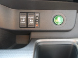 運転席の手元で両側スライドドアの開閉操作が可能です。