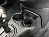 【ドリンクホルダー】さまざまな場所にございますので便利ですよ。