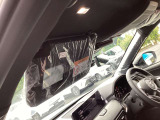 直射日光を遮り、運転中の良好な視界確保をサポートするサンバイザーです。日差しの強い時間帯でも眩しさを軽減できるため、朝夕の通勤から晴天時のドライブまで快適な運転環境を保ちやすい実用的な装備です。