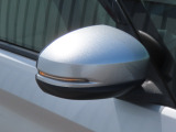 【LEDドアミラーウインカー】ドアミラーにウィンカーが付いているので、周りの車がウインカーやハザードに気付きやすくなります。右左折時や車線変更時の事故を防ぎ、安全に走行できます。