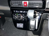 スピーディなシフトチェンジを実現するシフトノブ。素早く機敏に操作できるため、入り組んだ道や交通量が多い環境でもストレスを感じにくく、快適なドライビングをサポートします!