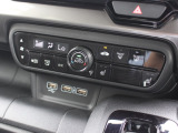 オートエアコンのお車ですので室内の温度をスムーズに調整してくれます♪
