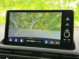 停車時に映像を楽しめるモニター画面。安全確認をしながら、快適な時間を過ごせる機能が備わっています。エンターテイメント空間を演出します。