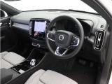 インストルメントパネルは僅かに運転席側へと傾けられているほか、余計なスイッチ類を可能な限り排し、運転に集中しやすい環境を造り出しています。