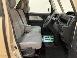 ベンチシート形状で足元も含め広々ゆったり座っていただけます。運転席側に装備してますセンターコンソールボックスを利用頂くとセパレートしてリラックス、ベンチにして開放的に2タイプお好みに合わせ使えます。