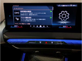 【ⅰドライブナビゲーション】文字情報も鮮明に表示する高解像度カラーディスプレイを採用。視認性に優れた地図デザインと特徴的な建造物を目印にした描写表示で現在位置を把握できます。地図データの更新も可能です