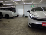 当店では専任のメカニックが大切なお客様のお車を一台一台丁寧に整備いたします。自社認証工場にてリフトアップし下回りまでキッチリ検査いたします。