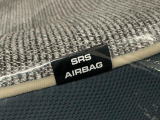 【サイドエアバッグ】シートのドア側に搭載されるサイドエアバッグは、乗員の頭部と胸部を守り上体への衝撃を軽減します!