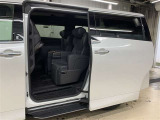 両側パワースライドドア付き!狭い駐車スペースなどでの乗り降りラクラク♪小さなお子さまのいるご家庭には嬉しい装備です。