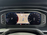 【Digital Cockpit Pro】基本の速度計とタコメーターの表示に加え、中央にドライビングデータなどを少ない視線移動で視認できます。