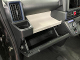 グローブボックスなどの多彩で便利な収納が設けられています。