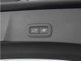 テールゲートには、スイッチ一つで開閉可能な電動開閉機能を装備。また、リアバンパーの下で足を動かすだけで開閉できる、ハンズフリー・オープニング/クロージング機構も搭載しています。
