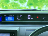 必要な情報をひと目で確認できるメーターデザインです。速度や燃料残量など、運転に必要な情報をわかりやすく表示します。