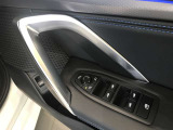 BMWの分厚いドアは、もしもの時にも搭乗者を守ってくれます。