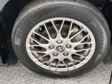 【純正アルミホイール】です!車両デザインに合わせてホイールをデザインしているため、見た目にもカッコイイアルミホイール♪洗車もラクチンで錆びません。