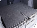 開口部のへりからフラットになっているため、荷物の乗せ降ろしもスムーズにできます。後席の背もたれは60:40分割式ですので、乗せたい荷物の大きさや量に合わせて使い分けることができます。