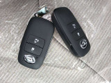 スマートエントリーシステムのお車です(鍵を取り出さなくてもポケットに入っていれば開閉できます)スペアキーもございます。