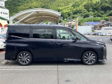 シートを外して室内をすみずみまで洗浄&消臭。ボディやタイヤはもちろん、エンジンルームまで洗浄しています。