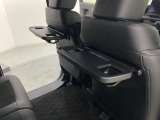 運転席・助手席の背もたれには、2列目シート用にカップホルダー付きの「格納式のシートバックテーブル」を装備しています。休憩時のちょっとした時間などカップを置いたり、小物置きに使えて便利です。
