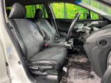 運転席まわりには十分なスペースがあり、大柄な方でもゆったり運転していただける環境です。