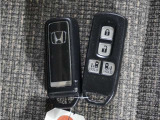 ◆スマートキー◆カギをバッグやポケットに入れたままでもドアロックの開閉ができる『スマートキー』付き!雨天や暗くなってもカギを取り出す必要がなくドアの開錠&エンジンも始動できます