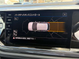 障害物との距離をセンサーで検知するパークディスタンスコントロール。音とディスプレイ表示で駐車時の安心感を高めます。