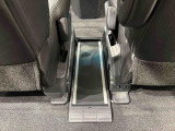 ポーチやセカンドバッグなど置くのに便利なセンターフロアートレイ。