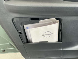 助手席ドアには車検証などが収納できるドアポケットがあります。