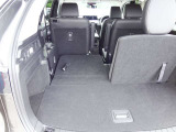 3列目を倒せば荷室が大きく拡大。買い物や旅行にも使いやすい空間です。