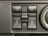 両側パワースライドドアウェルカムオープン機能 降車時にスイッチで予約しておけば、乗車時に電子カードキーを持ってクルマに近づくだけでパワースライドドアが自動でオープン♪