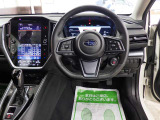 当店では専任のメカニックが大切なお客様のお車を一台一台丁寧に整備いたします。自社認証工場にてリフトアップし下回りまでキッチリ検査いたします。
